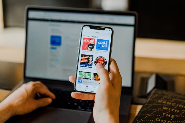 austin-distel-QK1OhZmopBo-unsplash Branded Podcast Rossella Pivanti